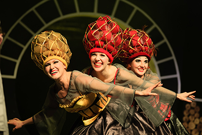 Сургутский музыкально-драматический театр приглашает: Фотовыставка театра в Сургутском госуниверситет