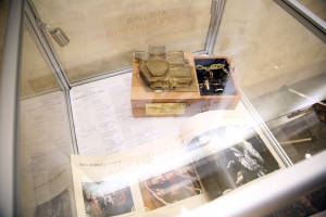 Выставку уникальных исторических предметов представил Малый театр в Ханты-Мансийске