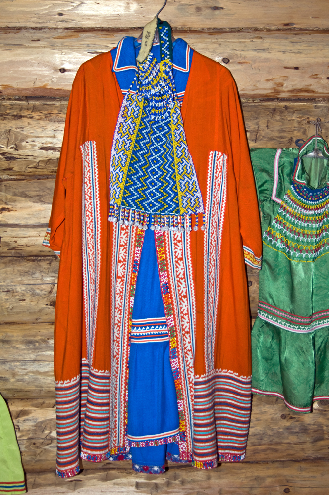 Красочные женские костюмы обских угров можно увидеть в этномузее «Торум Маа»