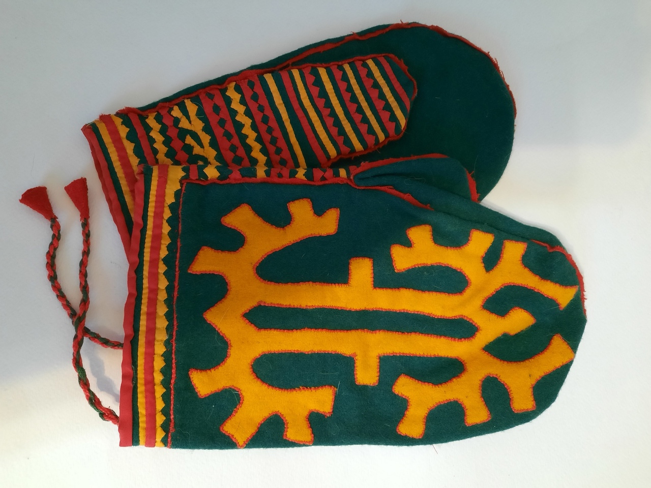 Традиционные изделия из сукна коренных народов Югры представлены на выставке