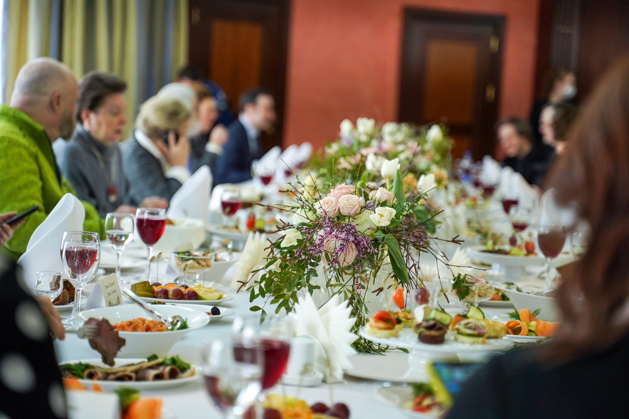 Губернатор Югры провела фестивальный завтрак с участниками «Духа огня»