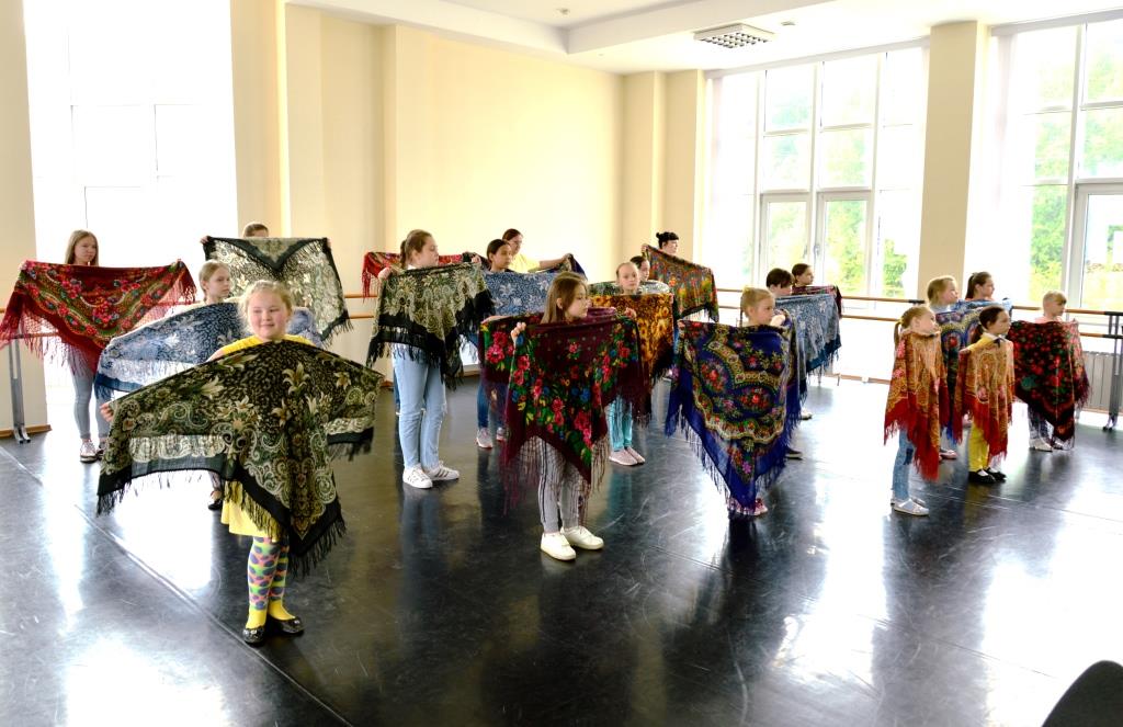Танцам обских угров научат в окружном Доме народного творчества 