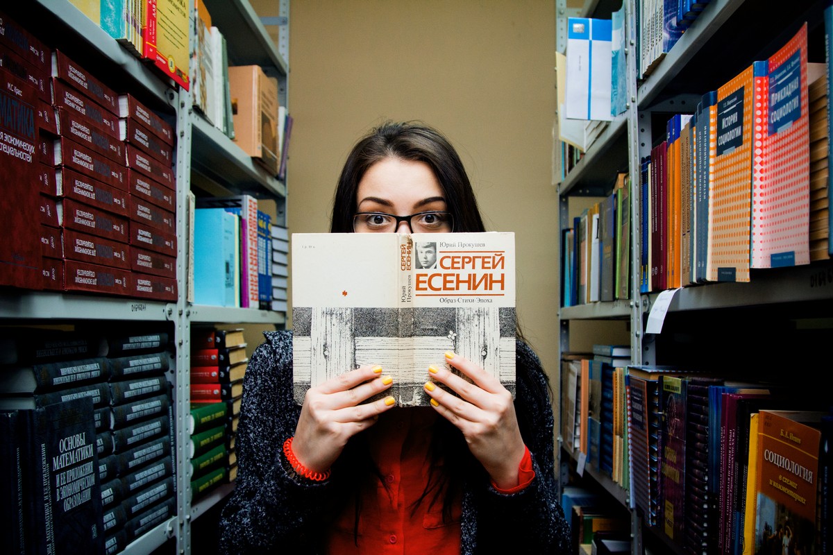 Сделайте «Селфи с любимой книгой» и пришлите на выставку в Госбиблиотеку Югры