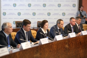 Александр Новак и Наталья Комарова обсудили создание технологий и оборудования для разработки трудноизвлекаемых запасов нефти 