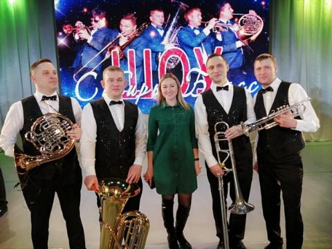 Для жителей Урая и Югорска выступили артисты камерного оркестра «Сибирь-Брасс» 