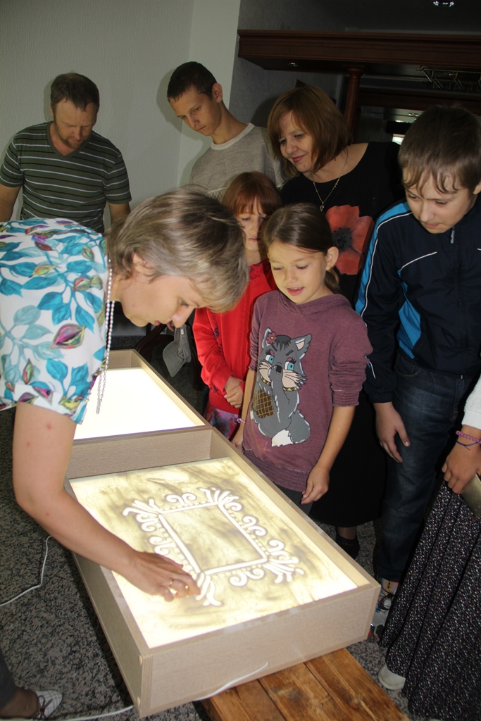 Гости Государственного художественного музея научились рисовать «песочные узоры»