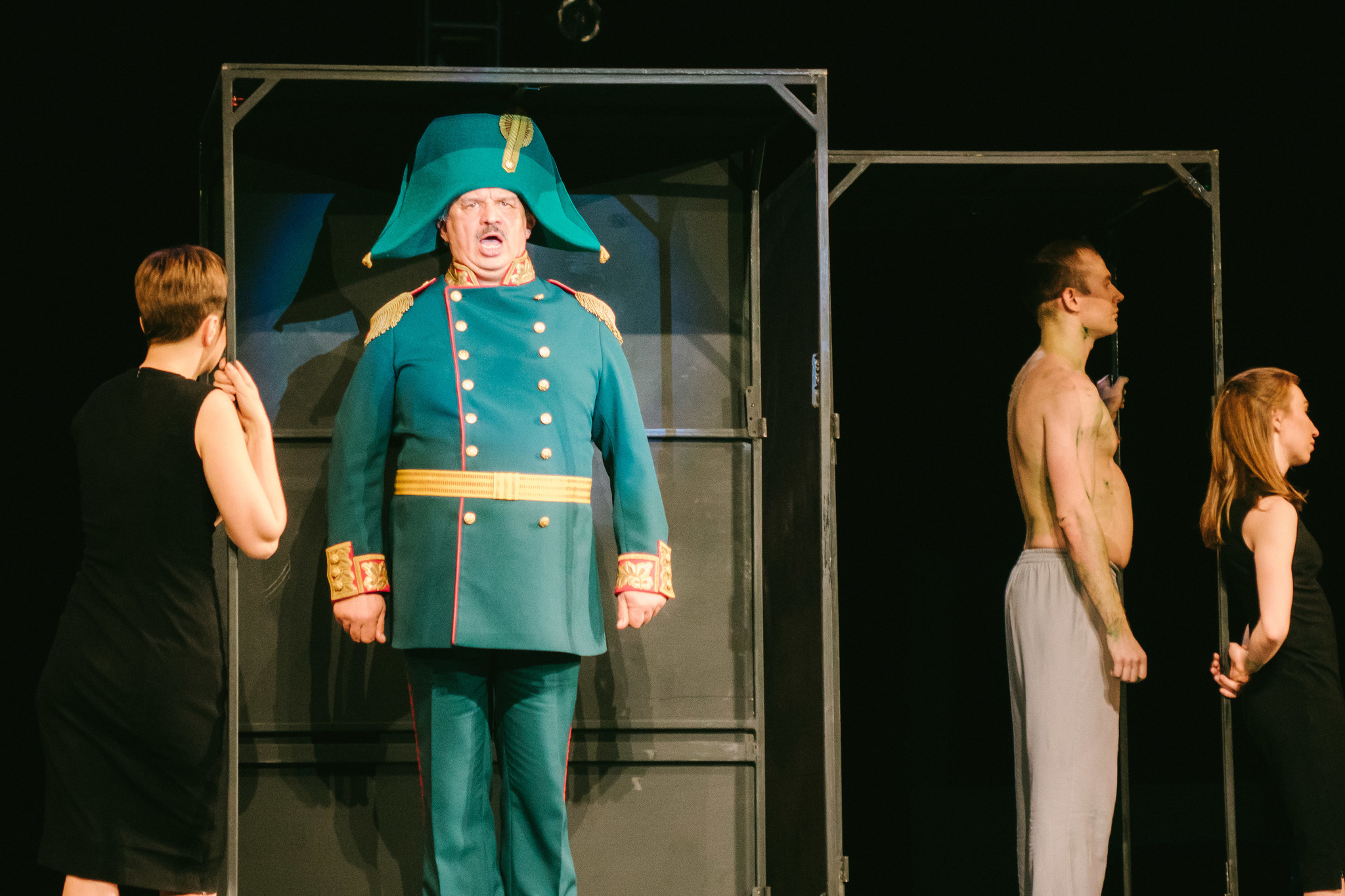 Сургутский театр на открытии творческого сезона покажет спектакль «Шинель»
