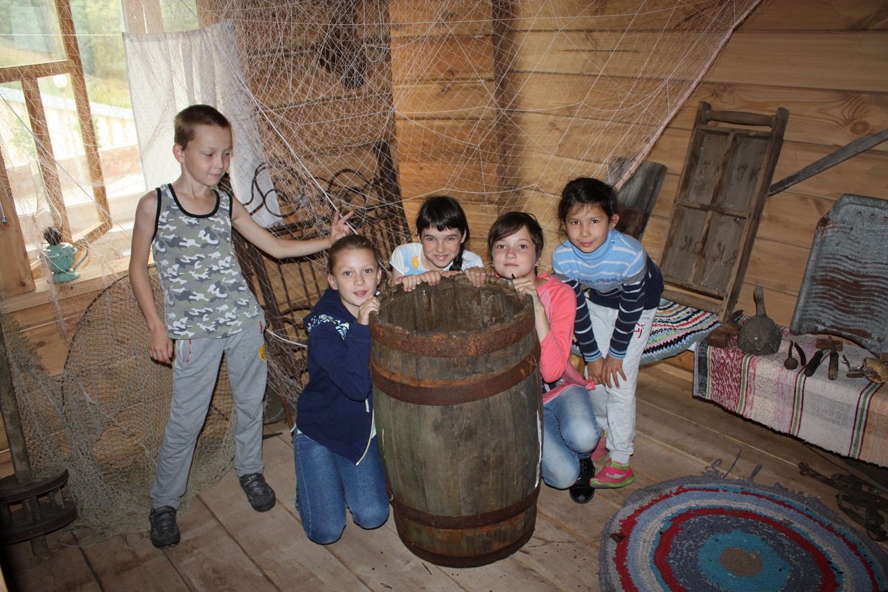 Окружной Дом народного творчества продолжает знакомить с культурой сибирских казаков