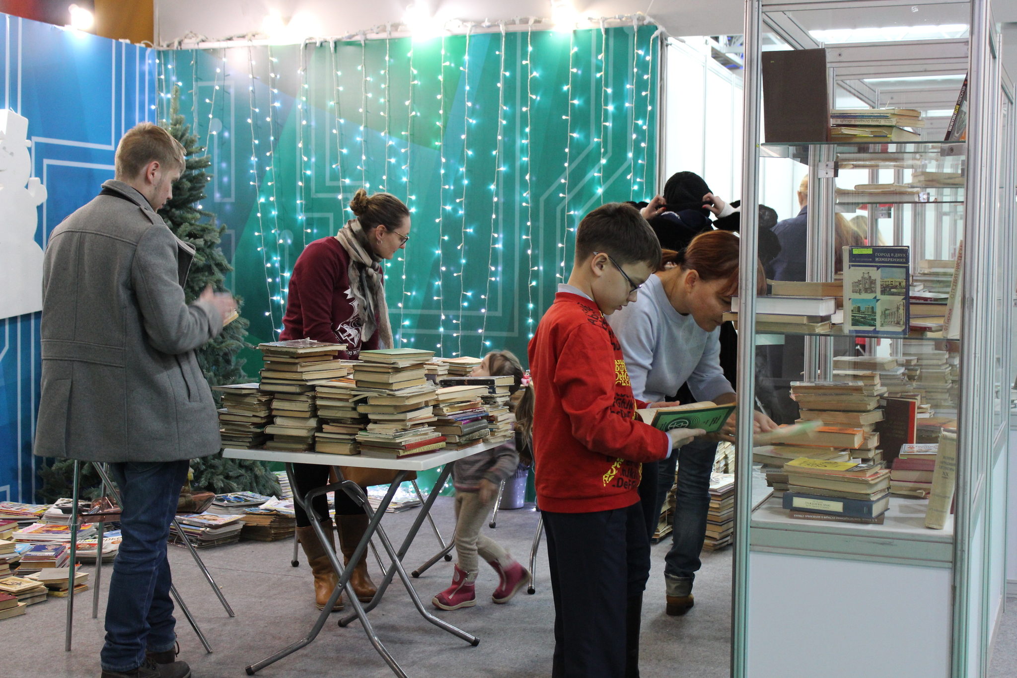 В Ханты-Мансийске прошел «Рождественский книговорот» 