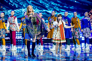 Юная артистка из Югры Таисия Хабибуллина выступила в Москве вместе с певицей Варварой .