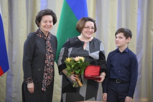Наталья Комарова вручила многодетным семьям медали «Родительская слава» и «Материнская слава» 