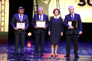 Правительственные и ведомственные награды России и Югры вручили лучшим нефтяникам в Ханты-Мансийске 