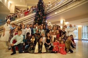 Раньше всех: за 2 недели до праздника дети побывали на Югорской новогодней ёлке 