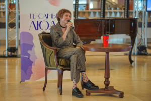На встрече «Те самые люди» о своей карьере, успехе, забавных историях из жизни рассказала исполнительница Алёна Поль 