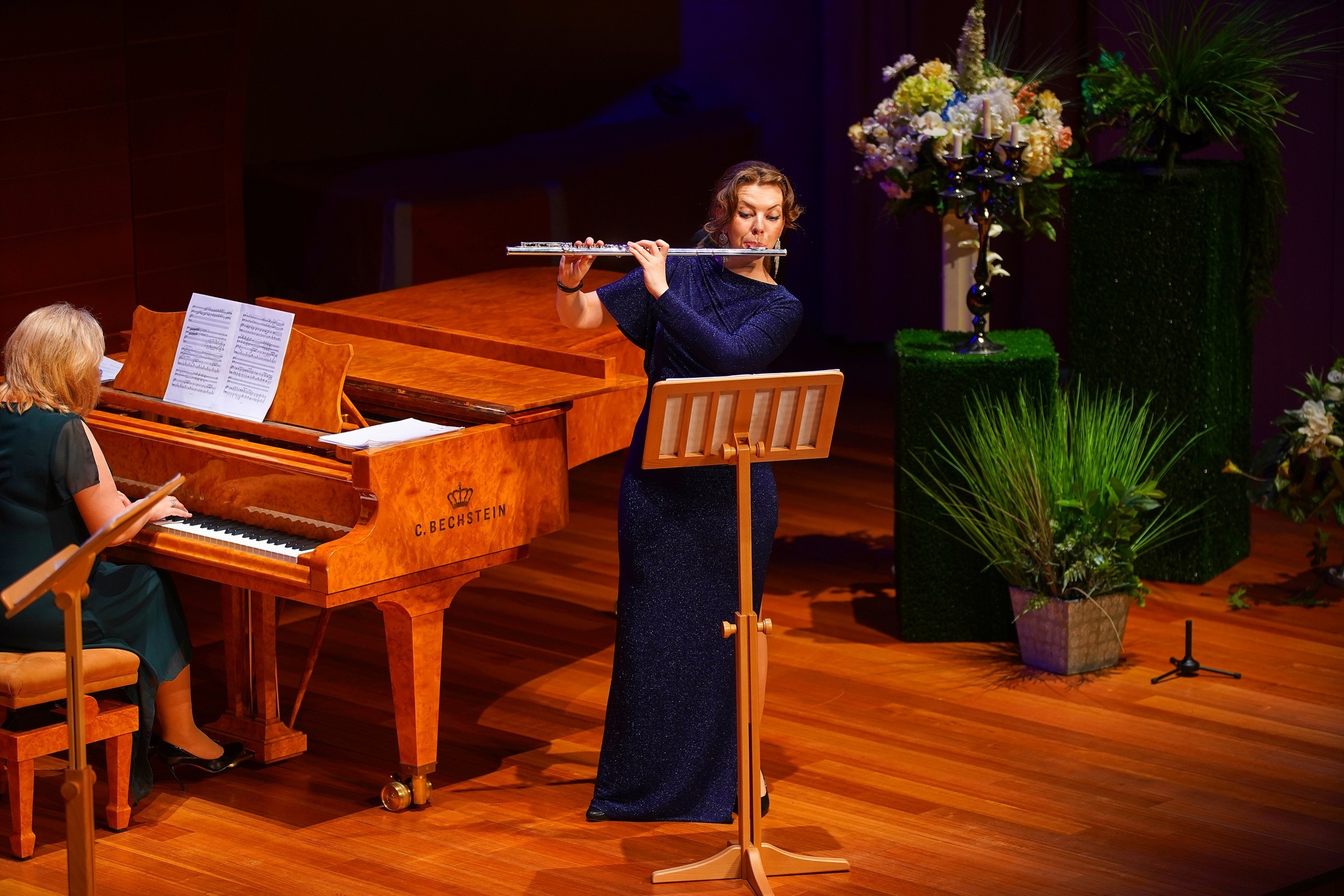 ﻿Органный зал "Югра-Классик" на время стал средоточием женской красоты вкупе с прекрасным звучанием флейты, а также саксофона и фортепиано.