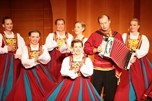 Ансамбль песни и танца подарил зрителям Ханты-Мансийска «Веселую кадриль» 