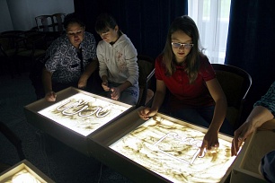 Гости Государственного художественного музея научились рисовать «песочные узоры»